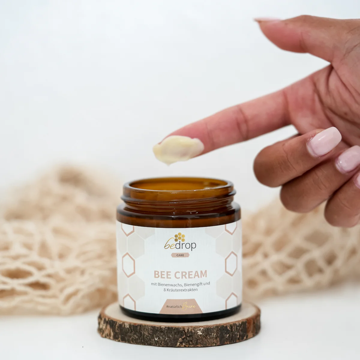 Vorteilsset: 3x Bee Cream Bienengiftsalbe & 8 Kräuterextrakten im 3er Set - Image 3